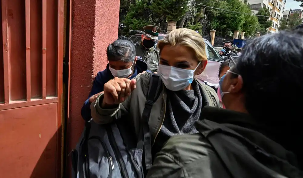 Reclusas protestaron por supuestos privilegios que recibe la expresidenta de Bolivia. Foto: AFP