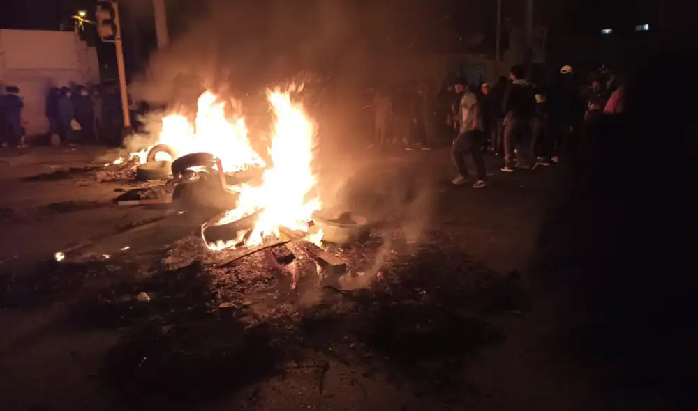 Vecinos no están dispuestos a despejar vía hasta que lleguen las autoridades. Foto: María Pía Ponce / URPI - LR