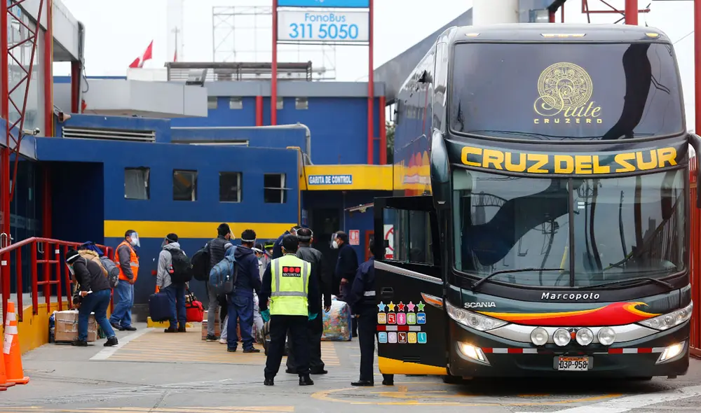 Los usuarios de transporte interprovincial deben llevar mascarilla y protector facial de forma obligatoria. Foto: La República Los usuarios de transporte interprovincial deben llevar mascarilla y protector facial de forma obligatoria. Foto: La República