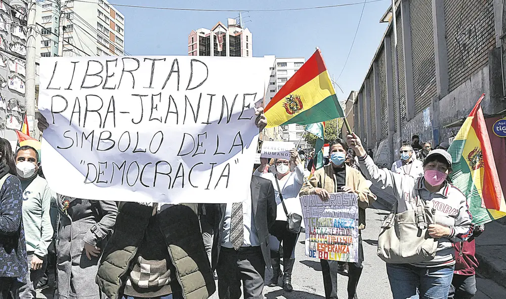 Piden libertad. Las manifestaciones llegaron hasta la cárcel. Foto: AFP