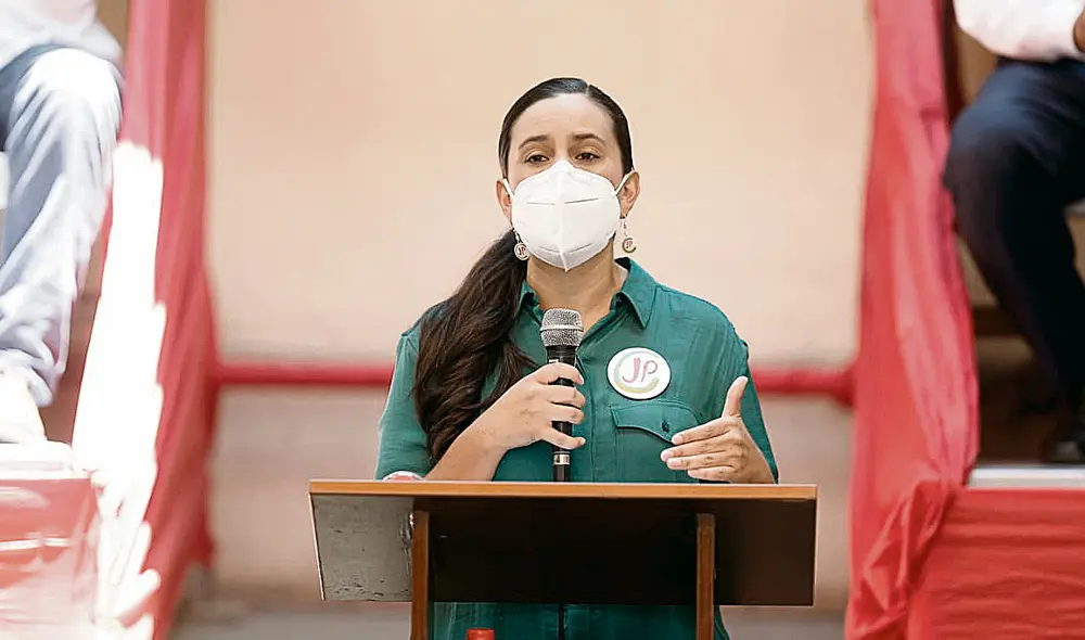 Acuerdo. Verónika Mendoza se acercó a Pedro Castillo luego de la primera vuelta. Nuevo Perú sigue como aliado de esta gestión, pese a las discrepancias. Foto: Antonio Melgarejo / La República