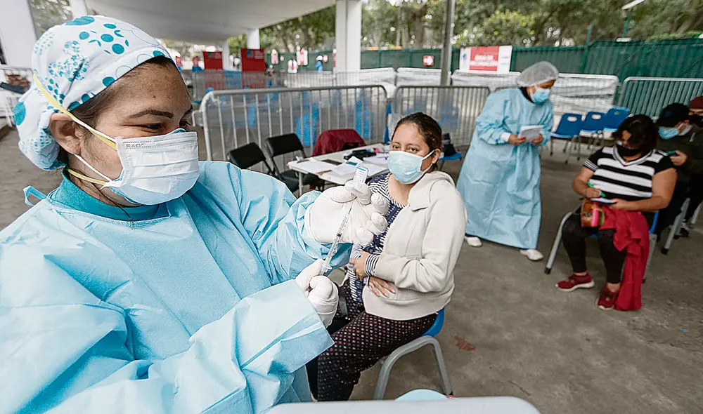 Que siga el avance. Los menores de 36 años esperan vacunarse pronto en Lima y Callao. Foto: difusión Que siga el avance. Los menores de 36 años esperan vacunarse pronto en Lima y Callao. Foto: difusión