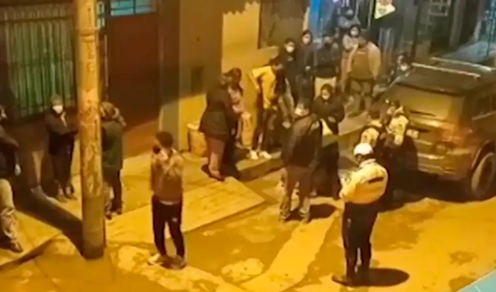 Los vecinos de la calle donde el mototaxista fue dejado malherido fueron quienes lo auxiliaron y llamaron a la Policía. Foto: captura de América TV