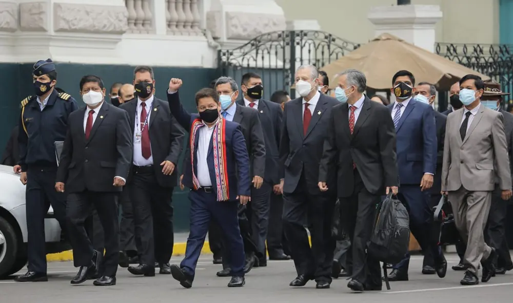 Gabinete Bellido llega al Congreso de la República y es recibido por la bancada de Perú Libre. Fotos: John Reyes/La República Gabinete Bellido llega al Congreso de la República y es recibido por la bancada de Perú Libre. Fotos: John Reyes/La República