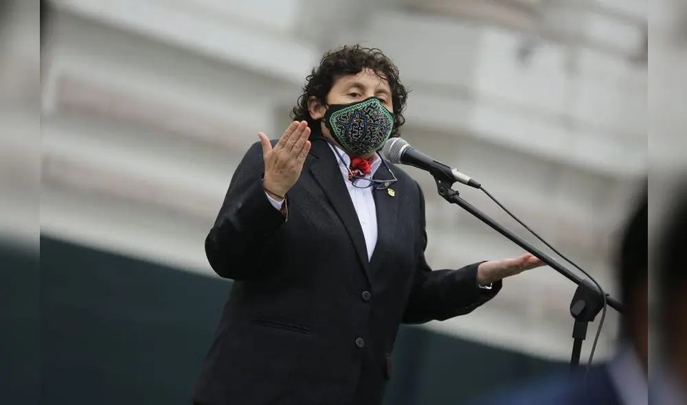 Susel Paredes declaró para la prensa previo a su ingreso al Congreso para el voto de confianza. Foto: John Reyes.
