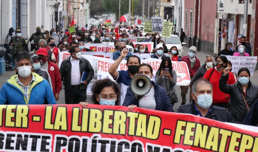 Se sumaron a la marcha diversos frentes politicos de la región La Libertad. Foto: Manuel Arselles