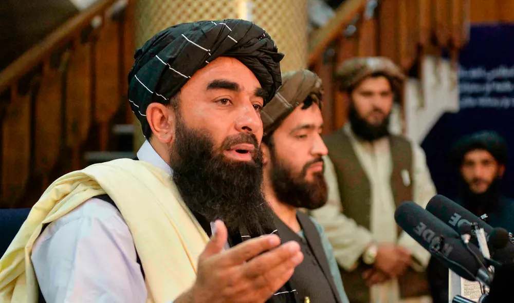 Muyahid pidió a las mujeres afganas que tuvieran que ir al trabajo que se quedaran en casa por el momento. Foto: AFP