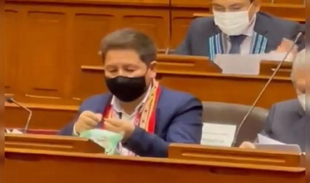 Guido Bellido fue captado chacchando hoja de coca en el hemiciclo. Foto: captura de Twitter