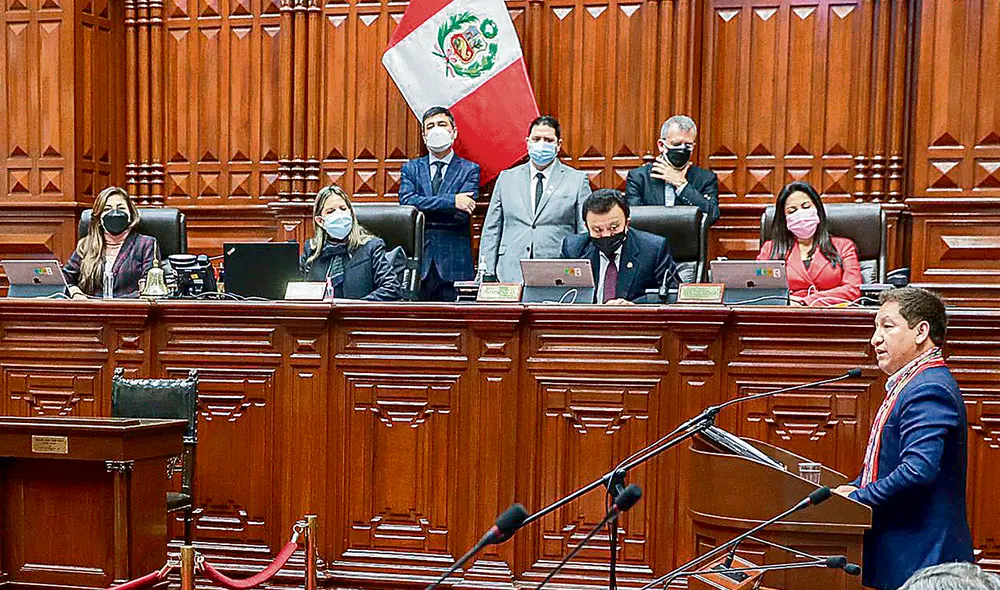 Bajó el tono. El premier Guido Bellido inició su exposición hablando en quechua, un idioma oficial. Pero a la oposición no le gustó. Y protestaron. Fue un tenso momento. Foto: PCM Bajó el tono. El premier Guido Bellido inició su exposición hablando en quechua, un idioma oficial. Pero a la oposición no le gustó. Y protestaron. Fue un tenso momento. Foto: PCM