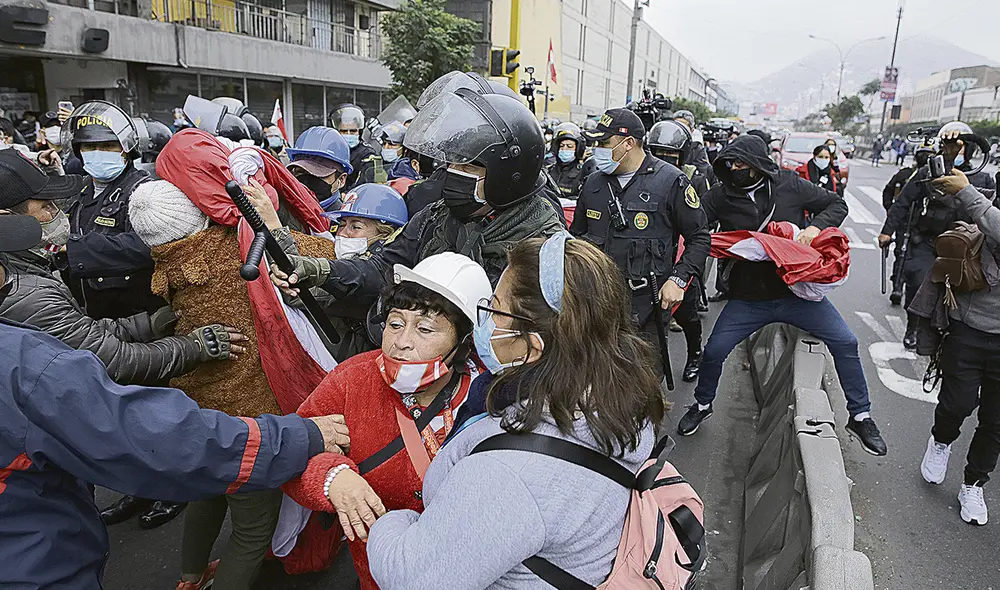 Posiciones encontradas. Hasta señoras se enfrentaron. La policía estuvo atenta a los enfrentamientos entre seguidores del Ejecutivo y opositores. Foto: John Reyes/La República