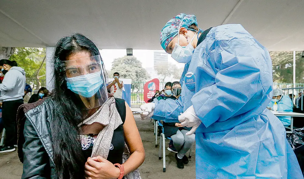 Protección. Adultos programados por el Minsa recibieron su primera dosis contra el Covid-19. Foto: difusión