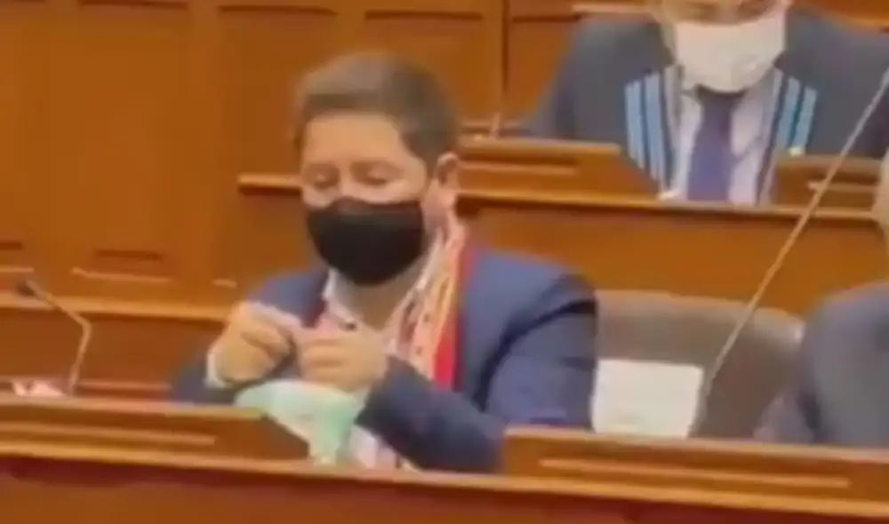 Guido Bellido fue captado chacchando hojas de coca en el Parlamento. Foto: captura Guido Bellido fue captado chacchando hojas de coca en el Parlamento. Foto: captura