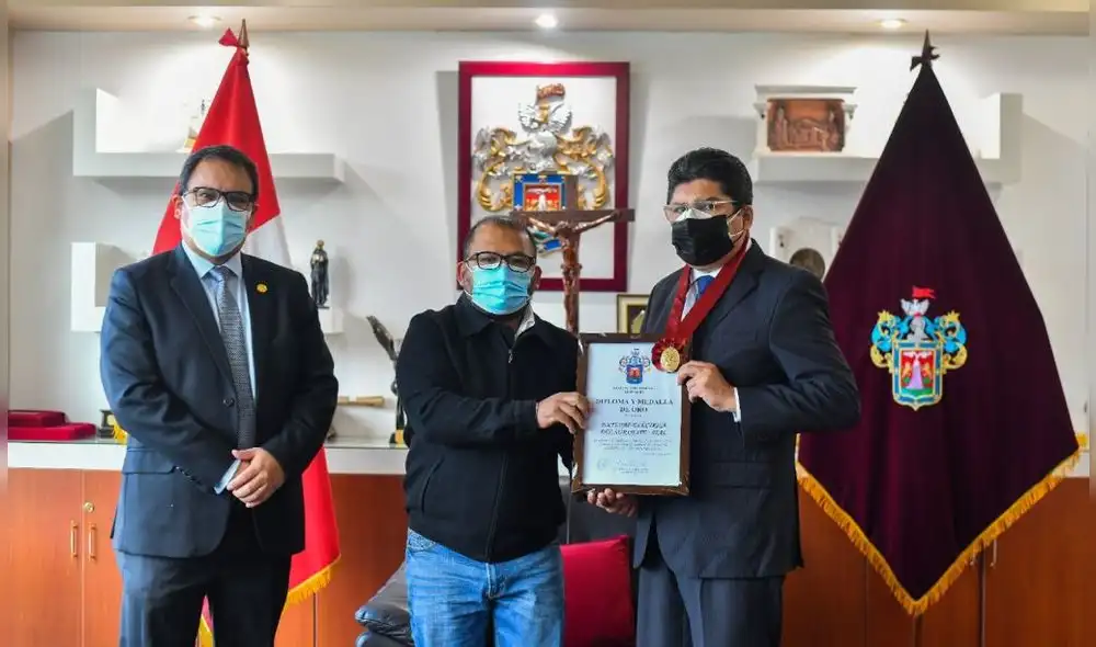 El alcalde provincial hizo entrega de la medalla y diploma de la ciudad al presidente del directorio y al gerente general de Seal. Foto: difusión