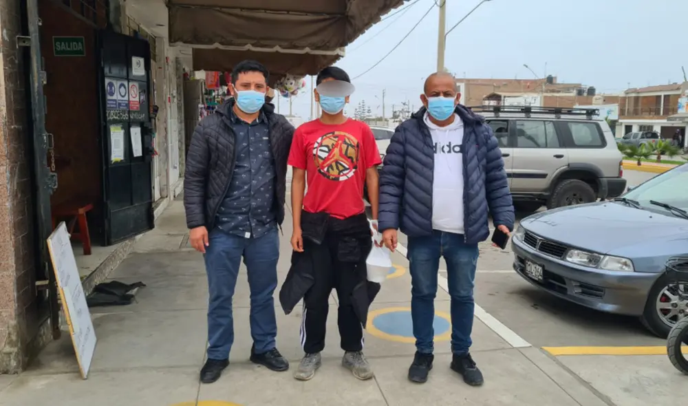 Policías detuvieron al menor cuando caminaba por una calle con una bolsa en la mano. Foto: PNP Policías detuvieron al menor cuando caminaba por una calle con una bolsa en la mano. Foto: PNP