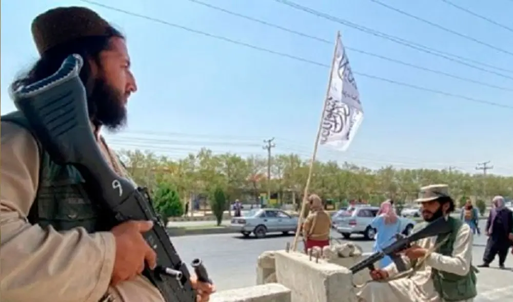 Miles de afganos intentan huir del país a través del aeropuerto tras la llegada a Kabul de los talibanes y su toma de poder. Foto: AFP