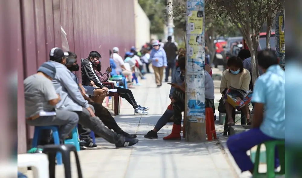 Decenas de personas permanecen en el exterior del colegio San José. Foto: Clinton Medina/La República Decenas de personas permanecen en el exterior del colegio San José. Foto: Clinton Medina/La República
