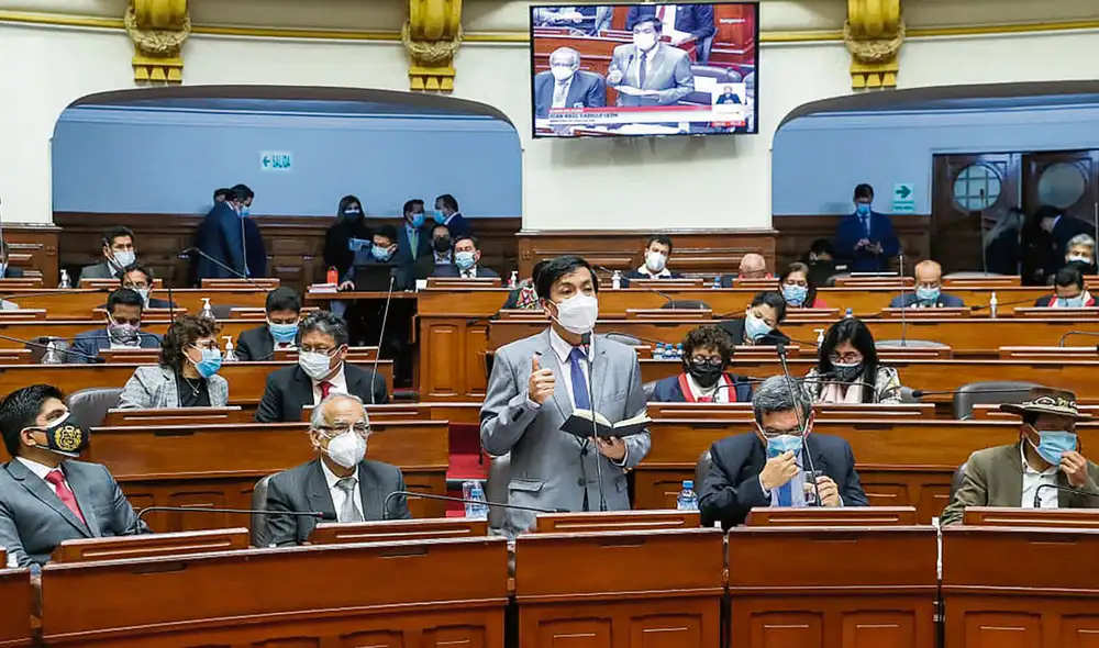 Argumentos. El ministro Juan Cadillo sorprendió a los congresistas con su ambiciosa propuesta para mejorar la educación. Foto: difusión Argumentos. El ministro Juan Cadillo sorprendió a los congresistas con su ambiciosa propuesta para mejorar la educación. Foto: difusión
