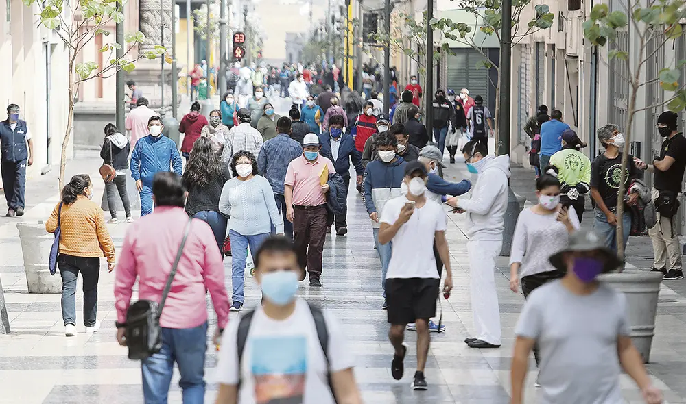 Calle. Durante la pandemia se perdieron empleos y bajaron las remuneraciones. Foto: difusión