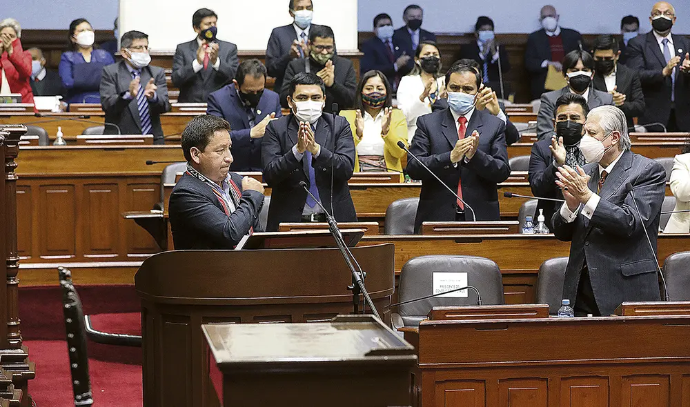 Bellido cuando todo era felicidad con la mayoría de legisladores. Falta saber cómo reaccionará el Parlamento tras la nueva advertencia. Foto: difusión Bellido cuando todo era felicidad con la mayoría de legisladores. Falta saber cómo reaccionará el Parlamento tras la nueva advertencia. Foto: difusión