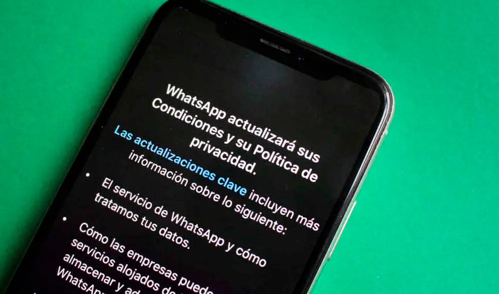 La nueva actualización de las políticas de WhatsApp se deberán aceptar solo para chatear con cuentas de negocios. Foto: El Español
