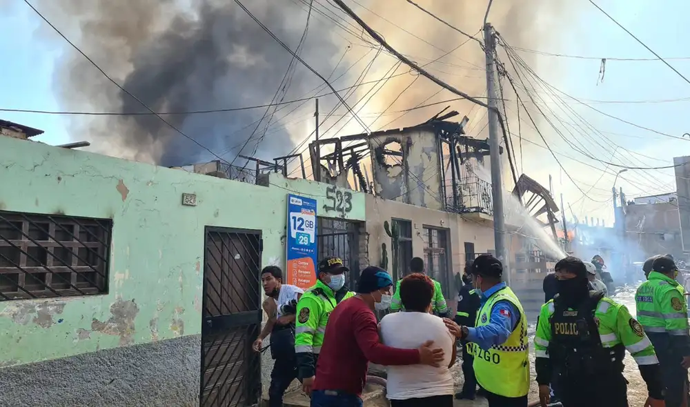 Hasta el momento se desconocen las causas del incendio, el cual empezó a la 1.30 de la tarde de este sábado 28 de agosto. Foto: Raúl Egusquiza/URPI-LR Hasta el momento se desconocen las causas del incendio, el cual empezó a la 1.30 de la tarde de este sábado 28 de agosto. Foto: Raúl Egusquiza/URPI-LR