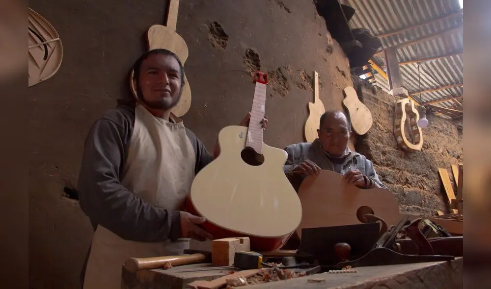 Francisco y Segundo Romero, padre e hijo, maestros lutieres de Namora. Foto: Karla Espinoza. Francisco y Segundo Romero, padre e hijo, maestros lutieres de Namora. Foto: Karla Espinoza.