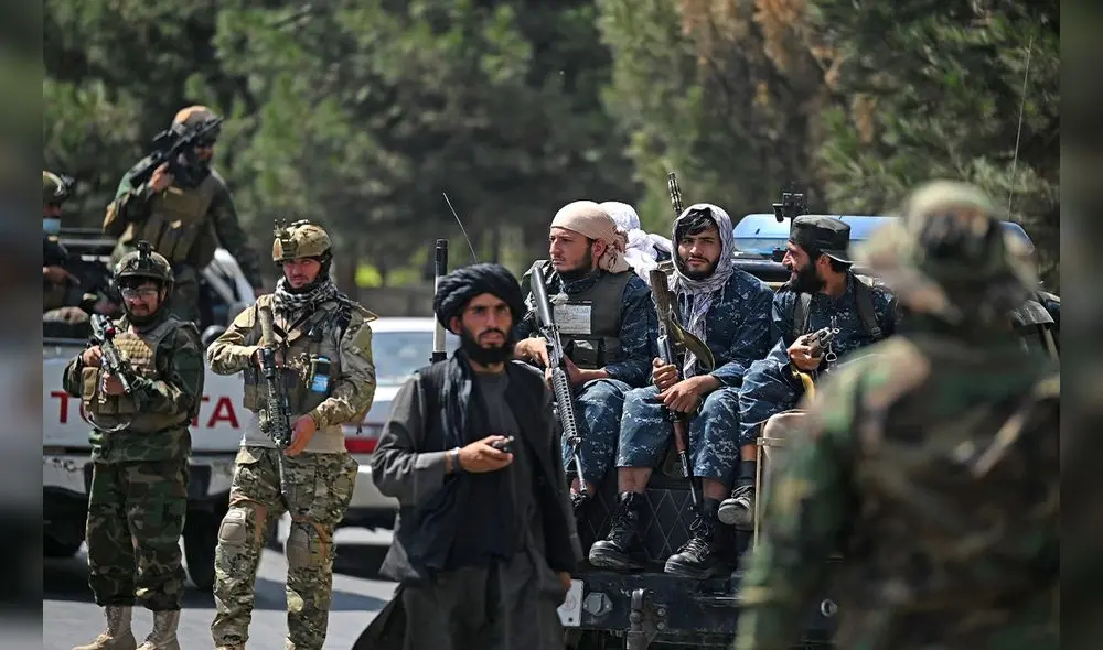 Combatientes talibanes vigilan junto con otros combatientes en una calle de Kabul. Foto: AFP Combatientes talibanes vigilan junto con otros combatientes en una calle de Kabul. Foto: AFP