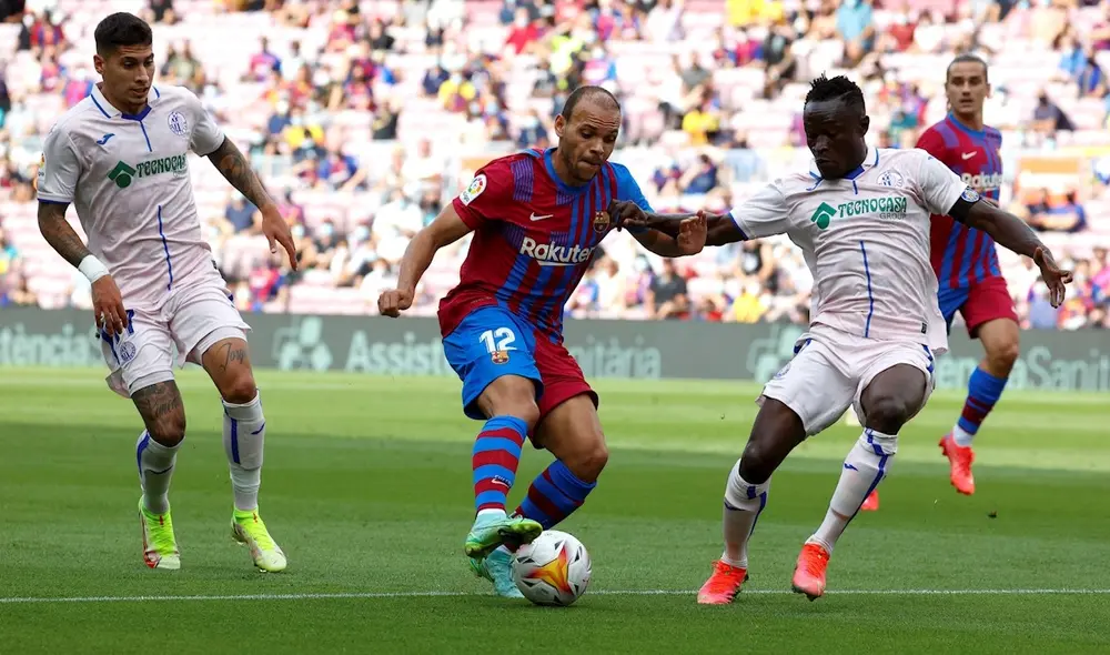 Martin Braithwaite pugna contra los defensores del Getafe. Foto: EFE