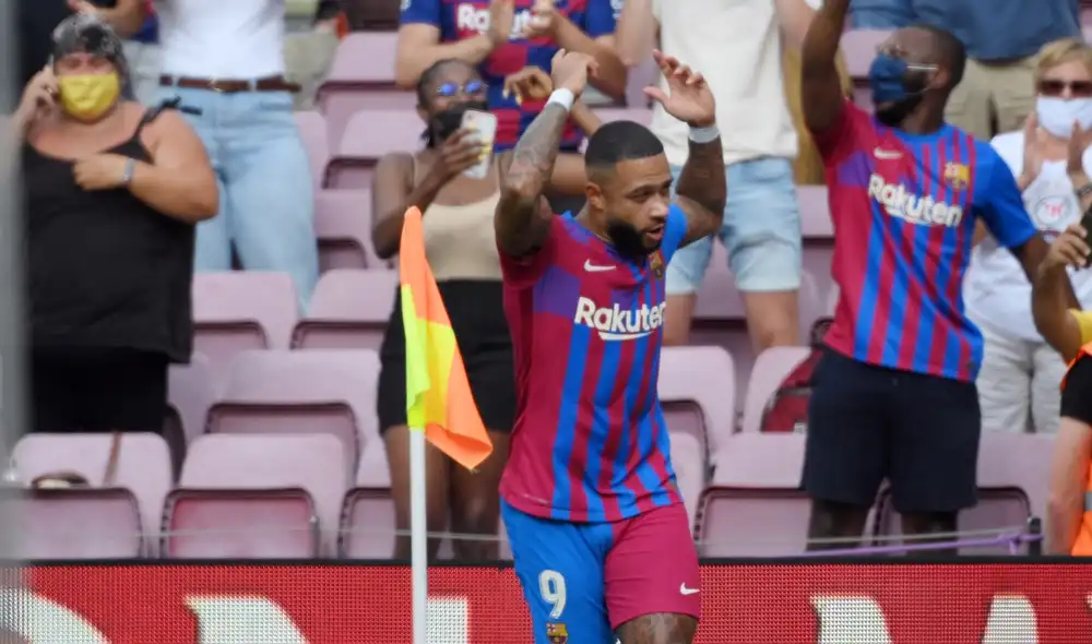 Memphis Depay consiguió el segundo tanto para el Barcelona en LaLiga. Foto: AFP