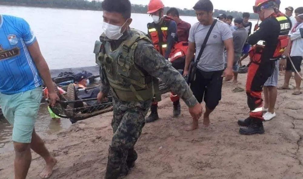 La Marina de Guerra y la compañía de bomberos de Yurimaguas realizan realizan las labores de rescate. Foto: Yurimaguas Noticias.