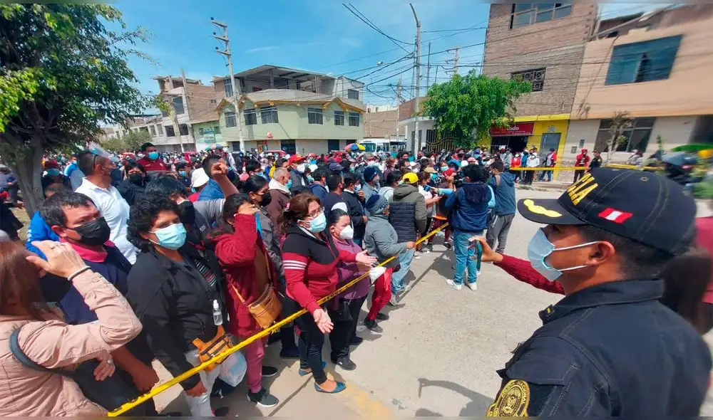 Gran cantidad de personas llegaron hasta el colegio Elvira García García para vacunarse. Foto: Clinton Medina / La República Gran cantidad de personas llegaron hasta el colegio Elvira García García para vacunarse. Foto: Clinton Medina / La República