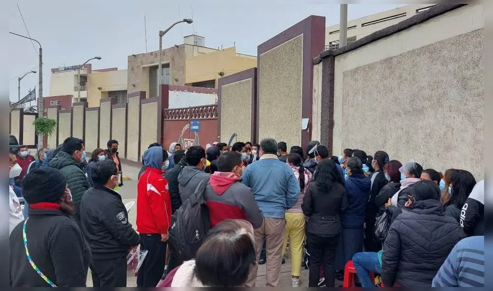 Miles de trujillanos pernoctaron para conseguir su dosis de Sinopharm contra la COVID-19. Foto: difusión Miles de trujillanos pernoctaron para conseguir su dosis de Sinopharm contra la COVID-19. Foto: difusión