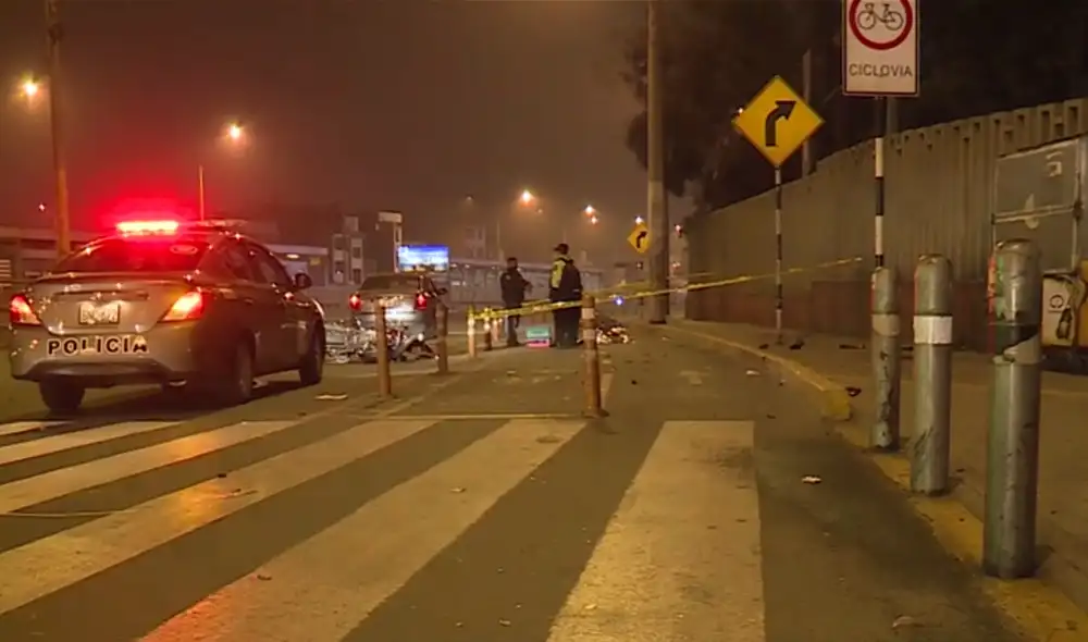 Repartidor impactó su motocicleta contra vigas de contención de la UNI. Foto: captura América Noticias Repartidor impactó su motocicleta contra vigas de contención de la UNI. Foto: captura América Noticias