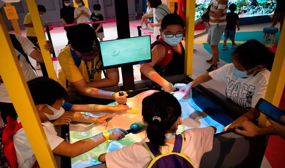 China ya ha realizado algunos cambios a su sistema educativo para aliviar presiones sobre estudiantes y representantes en sus escuelas altamente competitivas. Foto: AFP