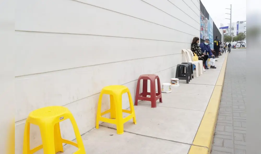 Muchos de los bancos en las filas de inmunización son lugares para ser vendidos. Foto: Steffano Palomino