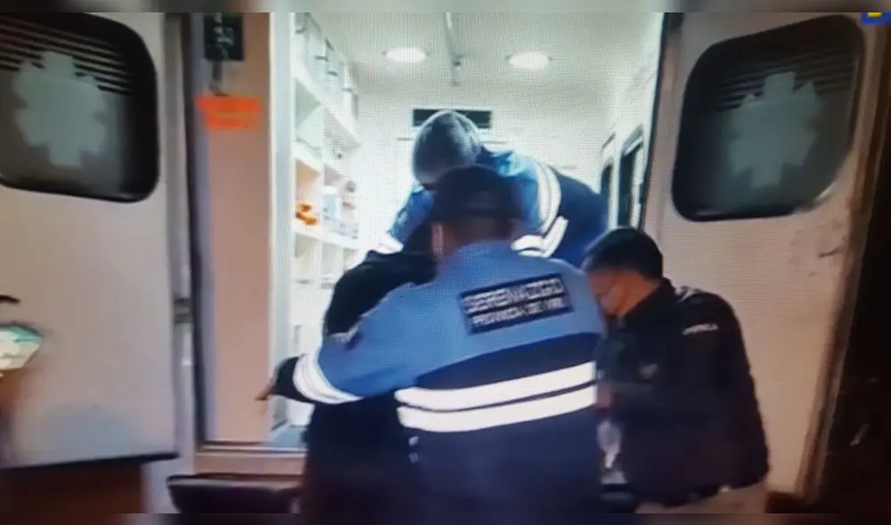 Serenos y personal de salud trasladaron al hospital al accidentado. Foto: captura Radio Ke Buena