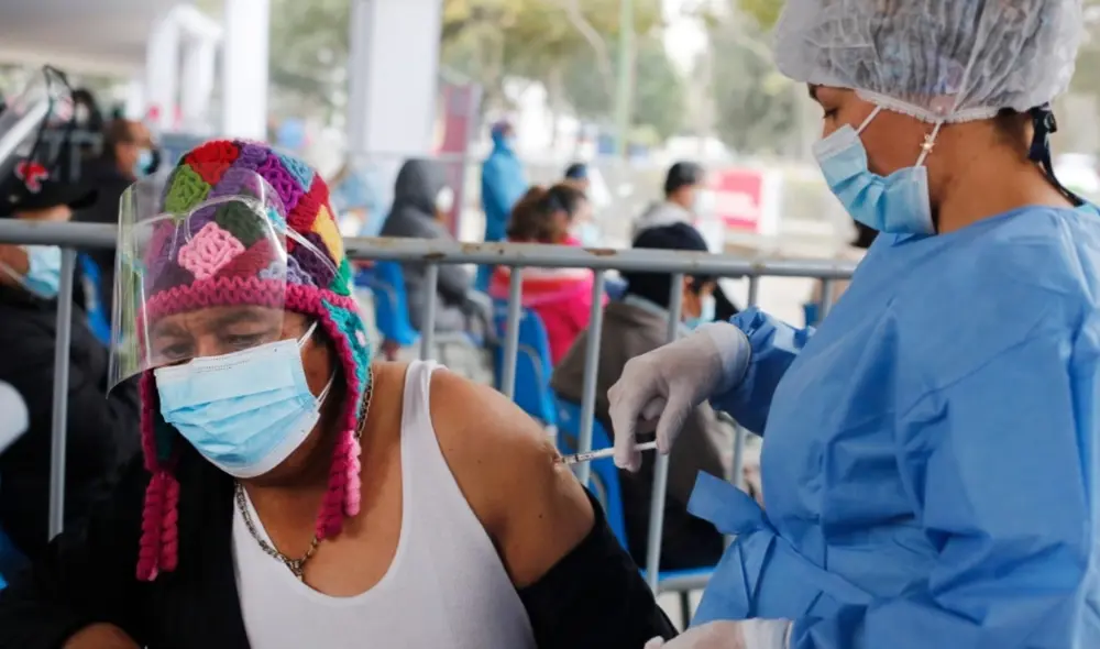 Las personas de 34 y 35 años podrán recibir la vacuna a partir del martes 31 de agosto. Foto: Carlos Contreras/La República