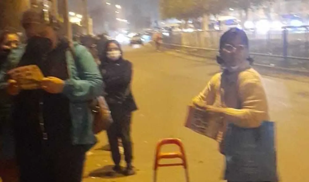 Mujer repartió volantes en un vacunatorio de San Juan de Lurigancho. Foto: WhatsApp de La República Mujer repartió volantes en un vacunatorio de San Juan de Lurigancho. Foto: WhatsApp de La República