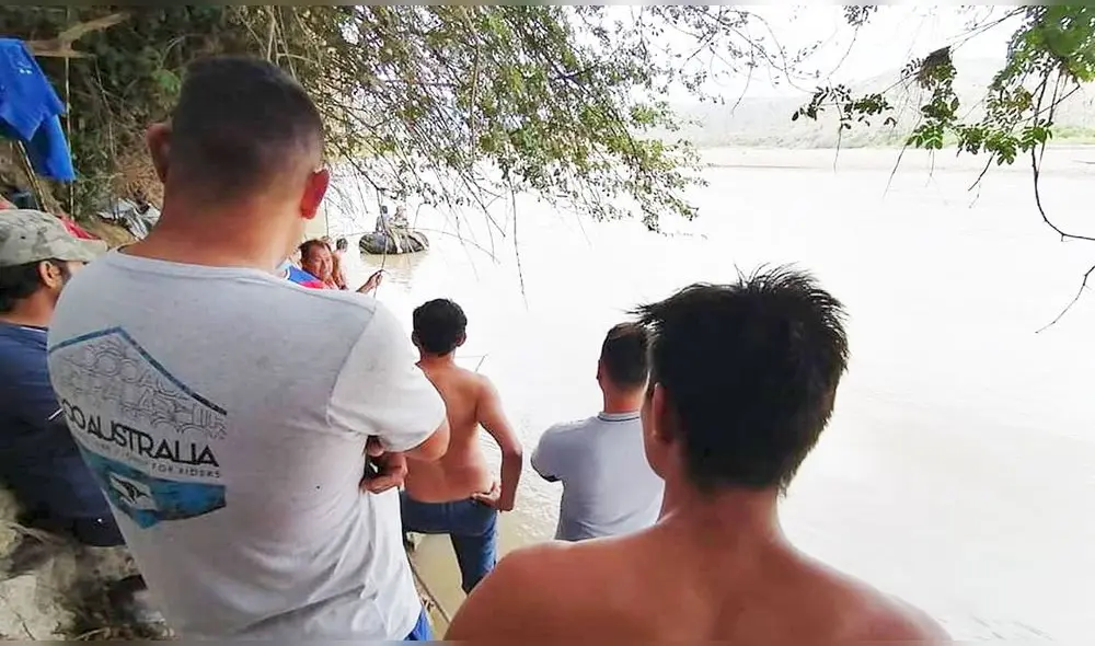 Población se sumó a labores de rescate de cuerpos de pasajeros de vehículo accidentado. Foto: Expresión.Tv