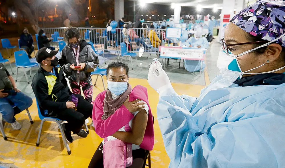 Por grupos. Desde hoy, las personas de 34-35 años podrán acudir a alguno de los 74 vacunatorios de Lima y Callao, según su día de programación. Foto: difusión Por grupos. Desde hoy, las personas de 34-35 años podrán acudir a alguno de los 74 vacunatorios de Lima y Callao, según su día de programación. Foto: difusión