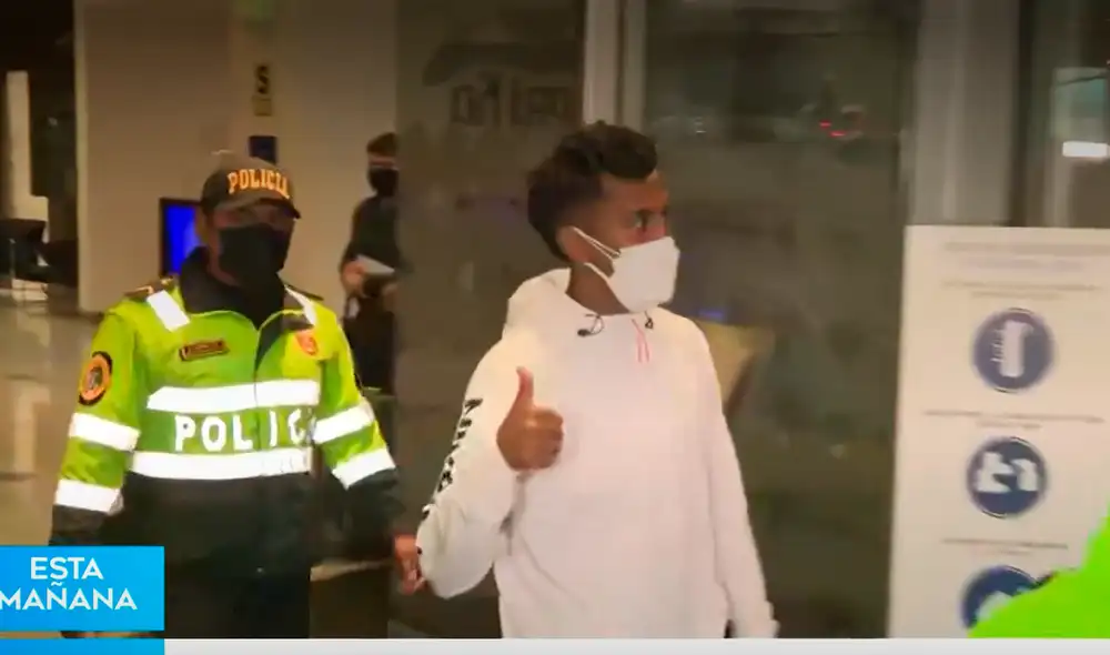 Renato Tapia fue el último futbolista del plano internacional en arribar a nuestra capital. Foto: captura/América Noticias Renato Tapia fue el último futbolista del plano internacional en arribar a nuestra capital. Foto: captura/América Noticias