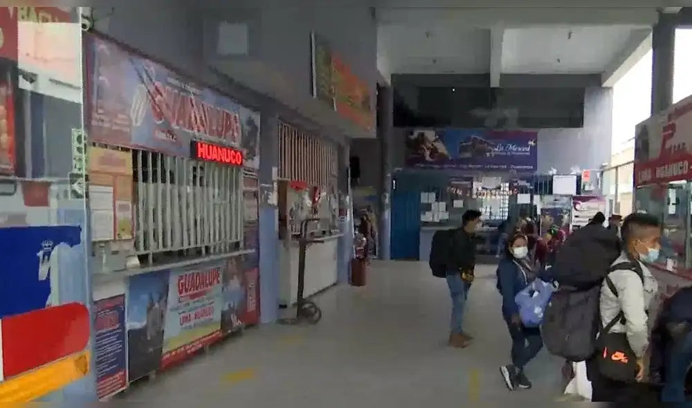 Familiares se encuentran en los exteriores esperando información. Foto: captura de pantalla RPP Noticias Familiares se encuentran en los exteriores esperando información. Foto: captura de pantalla RPP Noticias