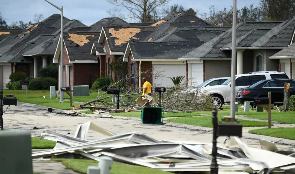 Ciudadanos observan los daños provocados por el huracán. Foto: AFP