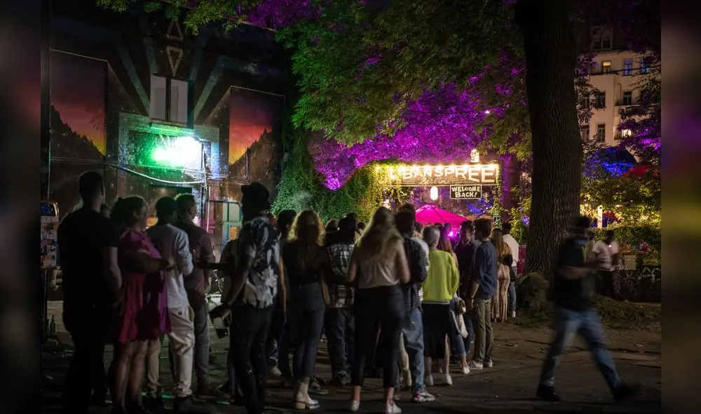 Algunos clubes habían abierto sus locales, pero solo ofrecían sus espacios al aire libre. Foto: AFP