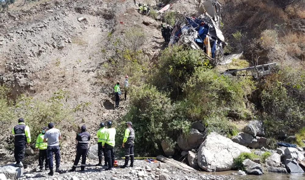Bus se accidentó a la altura del kilómetro 42 de la Carretera Central. Foto: Jessica Merino / URPI - LR Bus se accidentó a la altura del kilómetro 42 de la Carretera Central. Foto: Jessica Merino / URPI - LR
