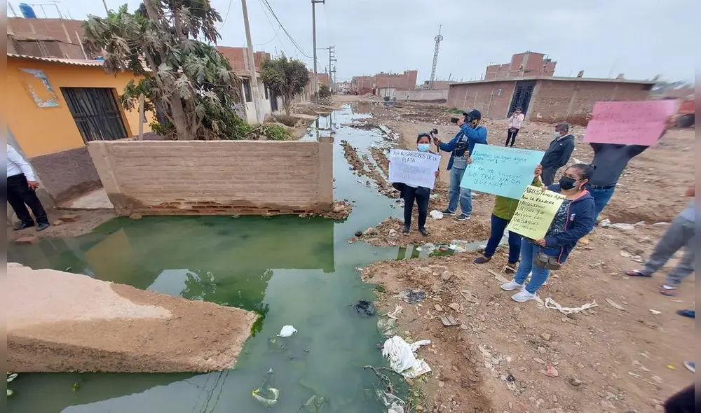 Aguas servidas están acumuladas alrededor de las viviendas. Foto: Clinton Medina/La República.