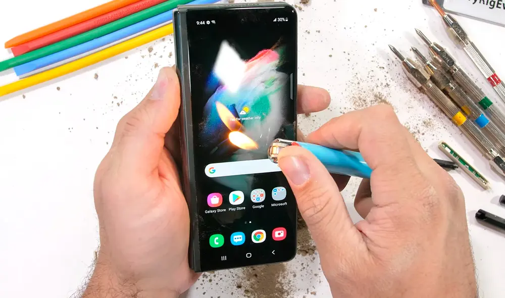 El nuevo Samsung Galaxy Z Fold3 cuenta con resistencia IPx8 contra líquidos. Foto captura: YouTube/JerryRigEverything