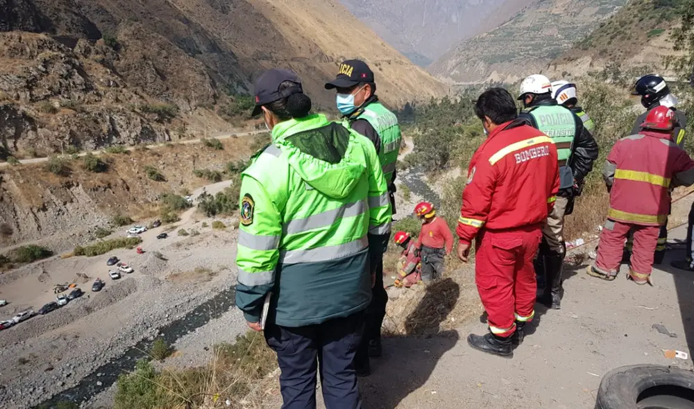 Policías y bomberos trabajan en conjunto para el rescate de los cuerpos. Foto: Jessica Merino / URPI-LR