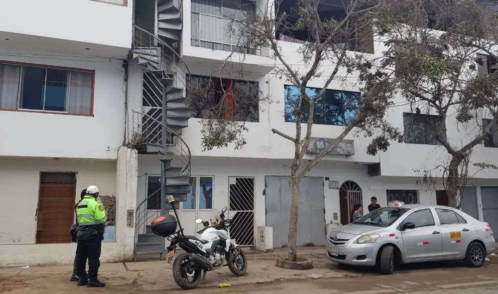 Policías llegaron a casa de agraviado para recabar pruebas del ataque. Foto: Mary Luz Aranda / URPI - LR Policías llegaron a casa de agraviado para recabar pruebas del ataque. Foto: Mary Luz Aranda / URPI - LR