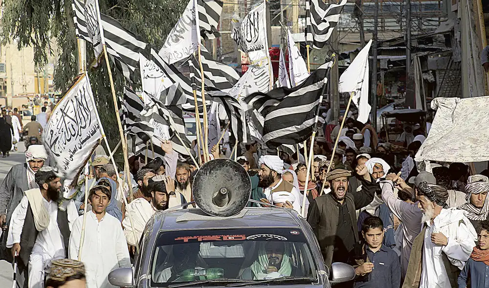 Liberados. Algunos tiros al aire fueron registrados tras confirmarse la retirada de los últimos militares del país. Foto: AFP